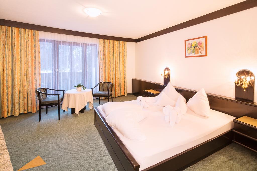 Hotel Neue Burg Nauders Oda fotoğraf